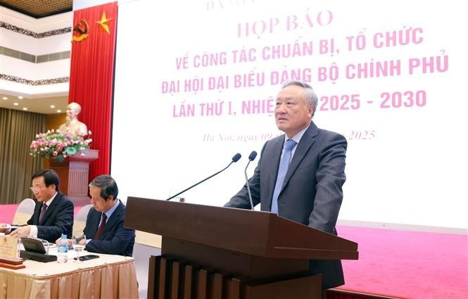 越南政府常务副总理阮和平发表讲话。