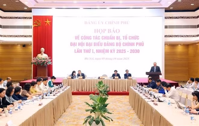 新闻发布会场景。