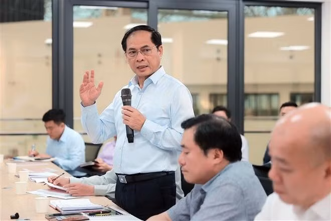 越南政府副总理裴青山发表讲话。