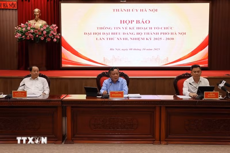 新闻发布会场景。