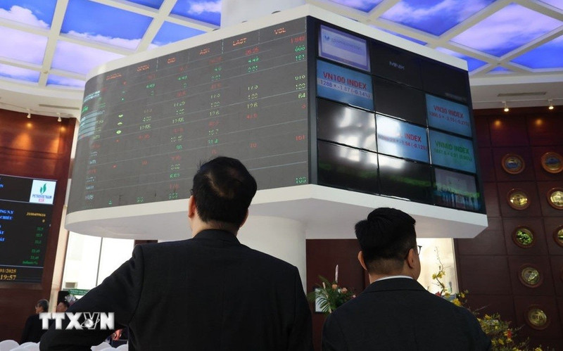 全球领先指数公司富时罗素（FTSE Russell）10月8日宣布，将越南证券市场从“前沿市场”提升为“次级新兴市场”。（图片来源：越通社） 