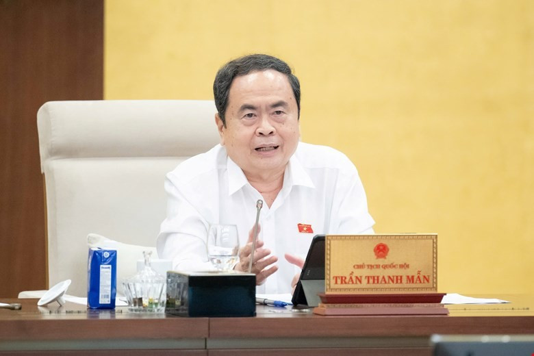 国会主席陈青敏发表讲话。