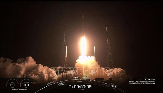 搭载60颗“星链”卫星的SpaceX“猎鹰9号”运载火箭从美国佛罗里达州卡纳维拉尔角太空军基地发射升空。（图片来源：越通社）