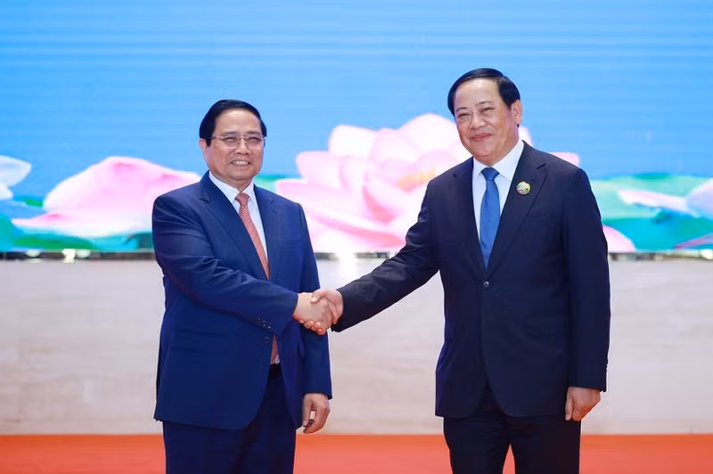 越南政府总理范明正与老挝政府总理宋赛·西潘敦共同主持了越老双边合作政府间委员会第48次会议。