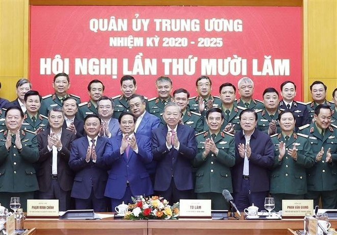 越共中央总书记、中央军委书记苏林和各位代表合影。