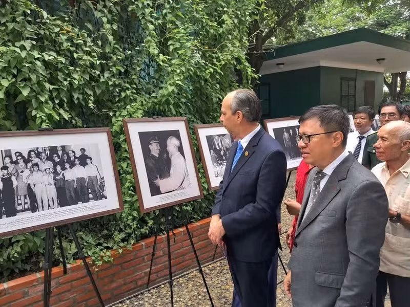 越共中央委员、《人民报》社总编辑、中央宣教部副部长、越南新闻工作者协会主席黎国明和古巴驻越南大使罗赫利奥·波兰科·富恩特斯同各位代表参观了资料图片展。（古巴驻越南大使馆供图）