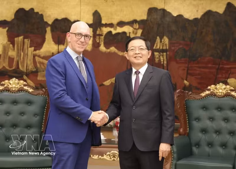 越南政府副总理胡国勇与赛默飞世尔科技公司董事长兼首席运营官吉安卢卡·佩蒂蒂。（图片来源：越通社）