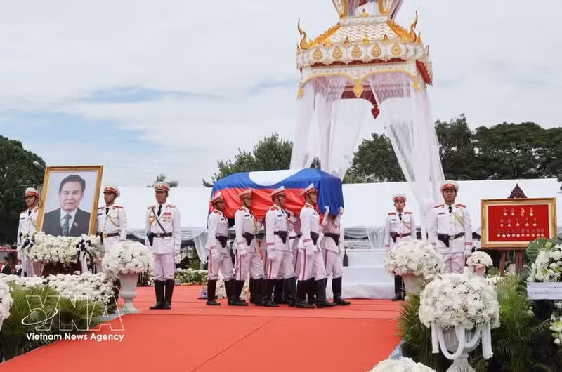 老挝国会主席赛宋蓬·丰威汉同志国葬隆重举行。（图片来源：越通社）