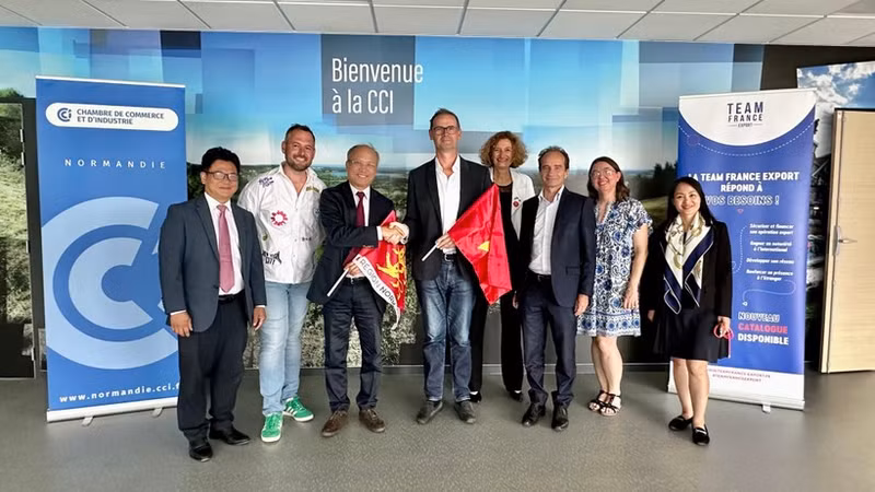 越南驻法国大使馆工作代表团与诺曼底企业代表合影。
