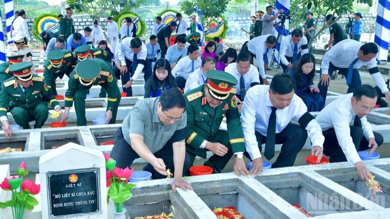 政府总理范明正出席在安江省泰山坊得婆坡陵园举行的在柬埔寨和国内牺牲的越南烈士及专家安葬仪式。