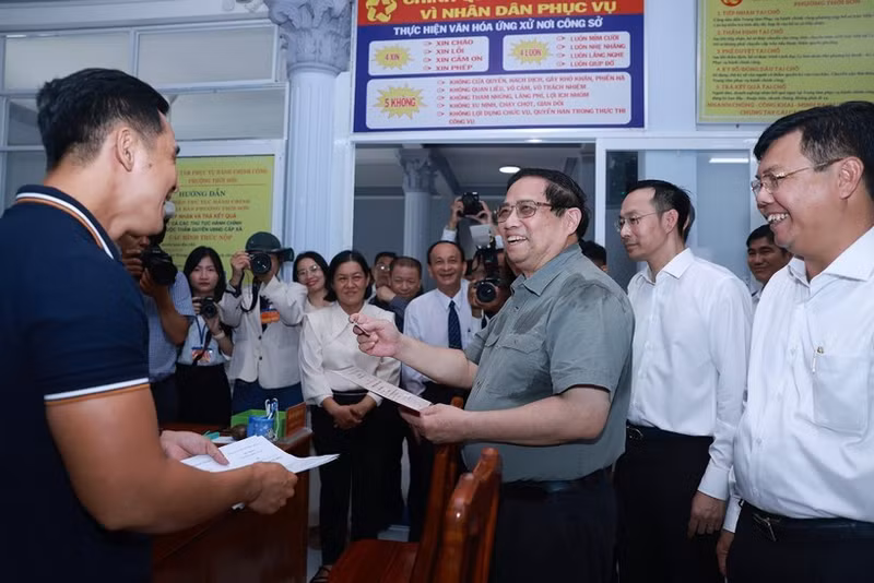 越南政府总理范明正视察安江省泰山坊两级地方政府的运作情况。