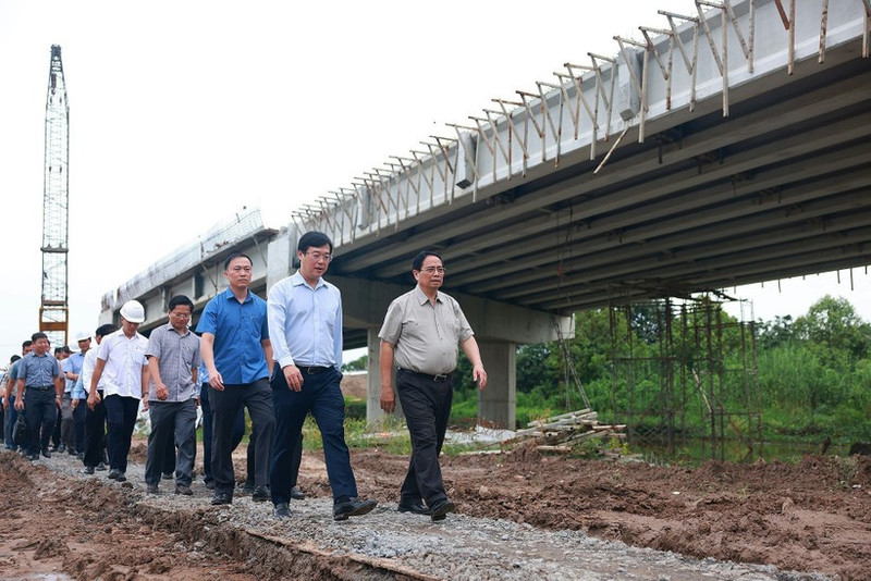 越南政府总理范明正督促九龙江三角洲地区高速公路项目施工进度。