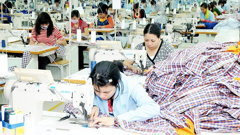 德江纺织服装股份公司的出口服装生产线。（南英 摄）