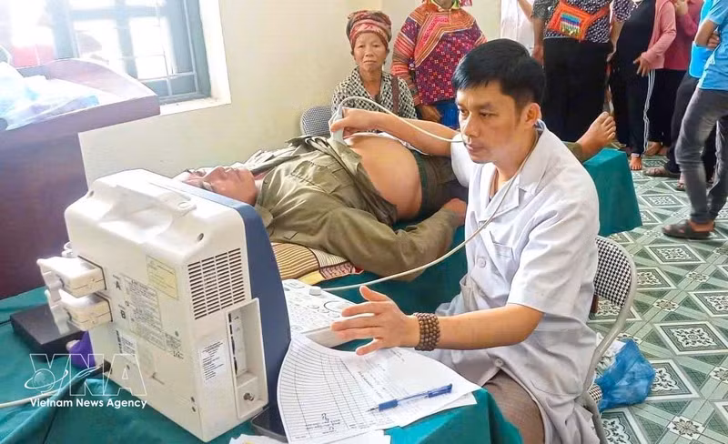 奠边省南歌（Nậm Kè）乡卫生站干部为民众进行巡诊和健康护理。