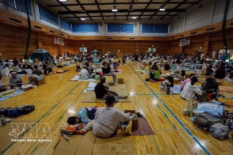 在熊本县宇城市疏散点暂住的受地震影响民众。
