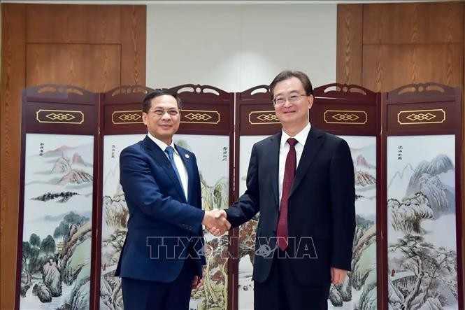 越南政府副总理兼外交部长裴青山会见泰国外交部长玛里·沙炎蓬。