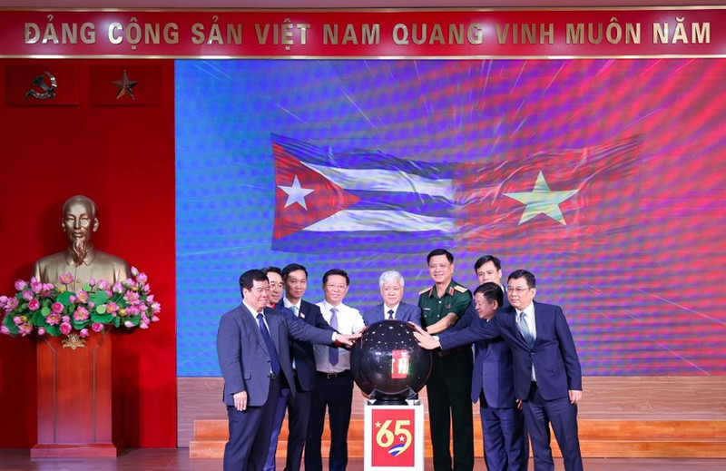 以“越南—古巴情谊65周年”为主题的公益善款活动获得了越南民众的积极响应。