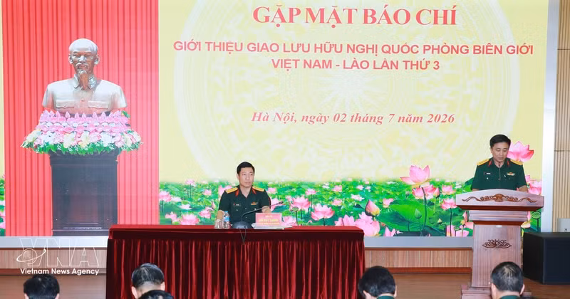 越南人民军政治总局代表在新闻发布会上发表讲话。