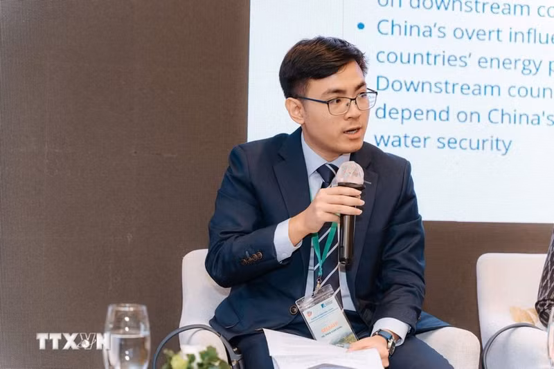 潘春勇先生为越共十四大文件草案提出意见。