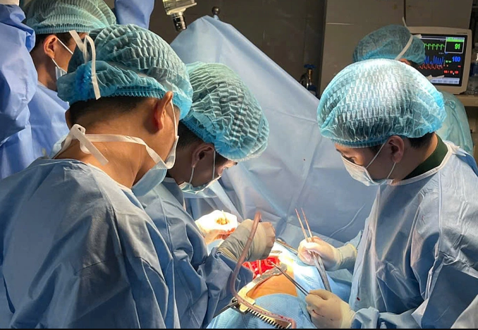 长沙群岛上首例开胸手术成功进行。（175号军医院供图）