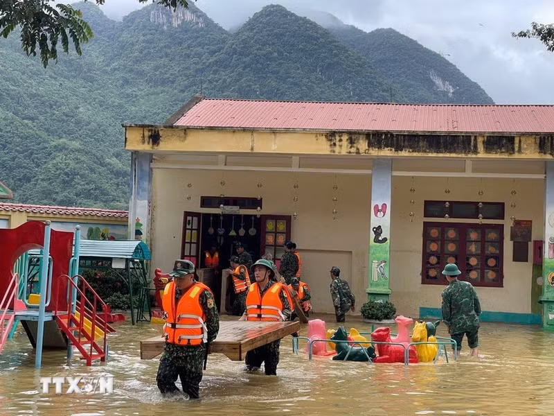 清化省切翁幼儿园遭遇洪水。