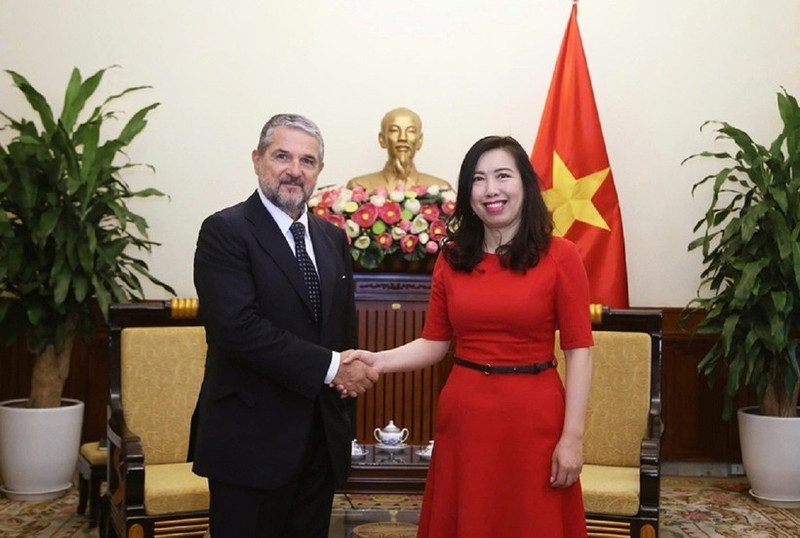 越南外交部副部长黎氏秋姮与意大利企业与制造部副部长瓦伦蒂诺·瓦伦蒂尼。