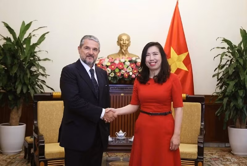 越南外交部副部长黎氏秋姮与意大利企业与制造部副部长瓦伦蒂诺·瓦伦蒂尼。