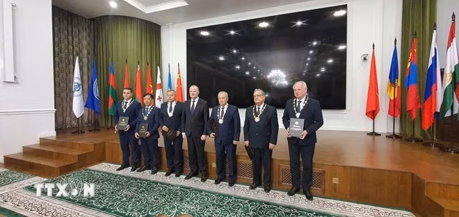 黎长江教授（左二）荣获国际科学院协会院士证书。