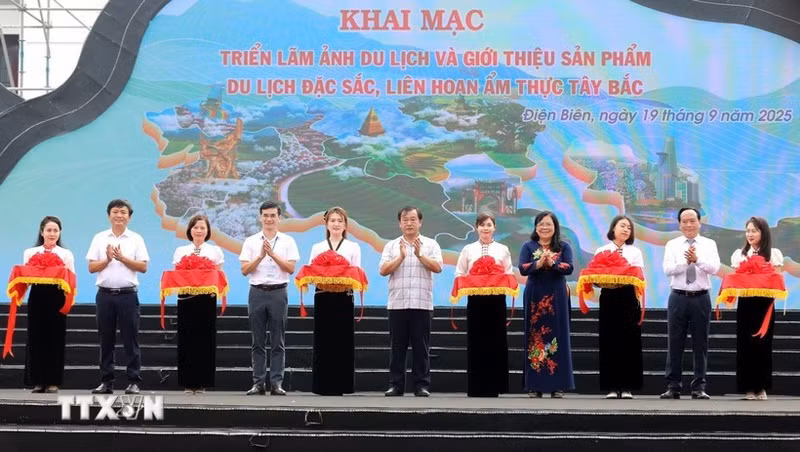 2025年奠边西北精华狂欢节系列活动在奠边府坊5·7广场正式开幕。