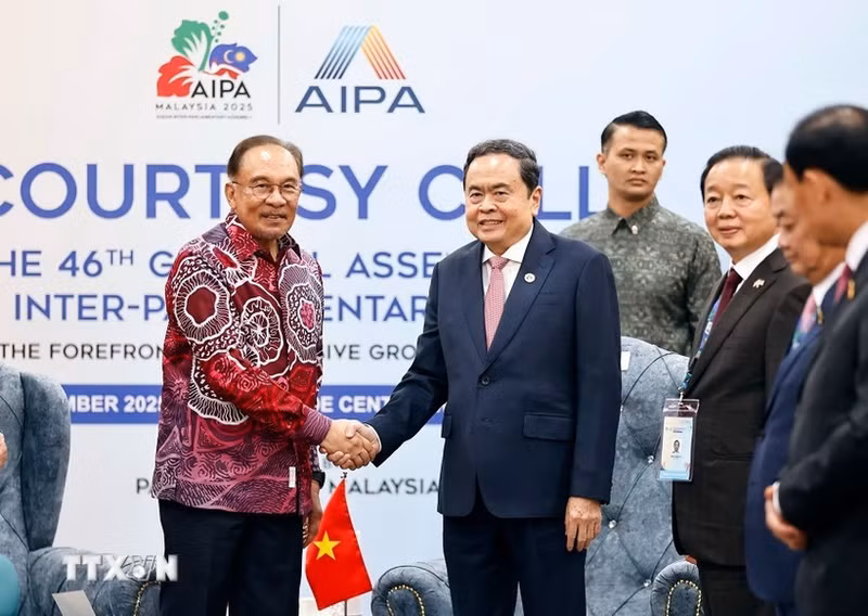 越南国会主席陈青敏会见马来西亚总理安瓦尔·易卜拉欣。（图片来源：越通社）