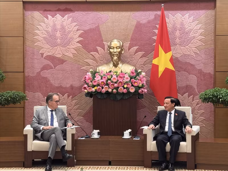 越南国会副主席阮克定会见法国参议员、法越友好议员小组主席、法国参议院欧洲事务委员会副主席阿兰·卡德克。