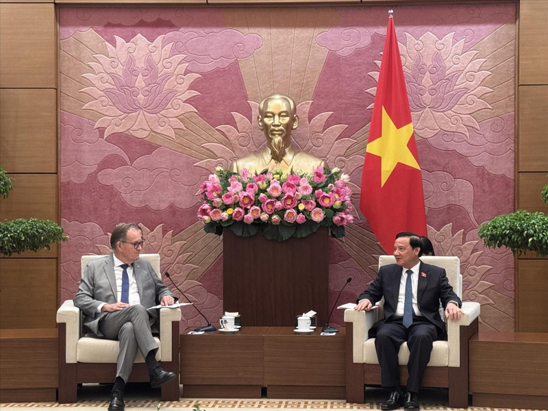 越南国会副主席阮克定会见法国参议员、法越友好议员小组主席、法国参议院欧洲事务委员会副主席阿兰·卡德克。