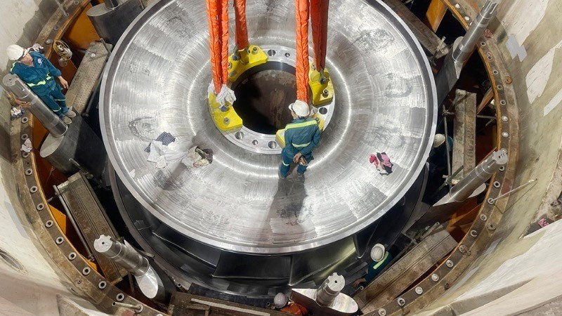 和平水电站扩建项目1号机组转子成功吊装。