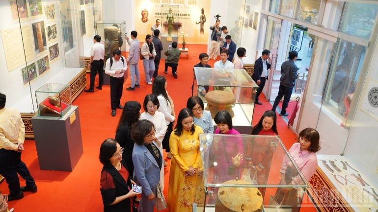 外国游客参观专题展。