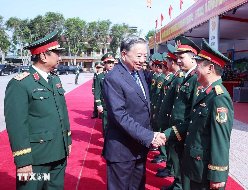 苏林总书记与各位代表。