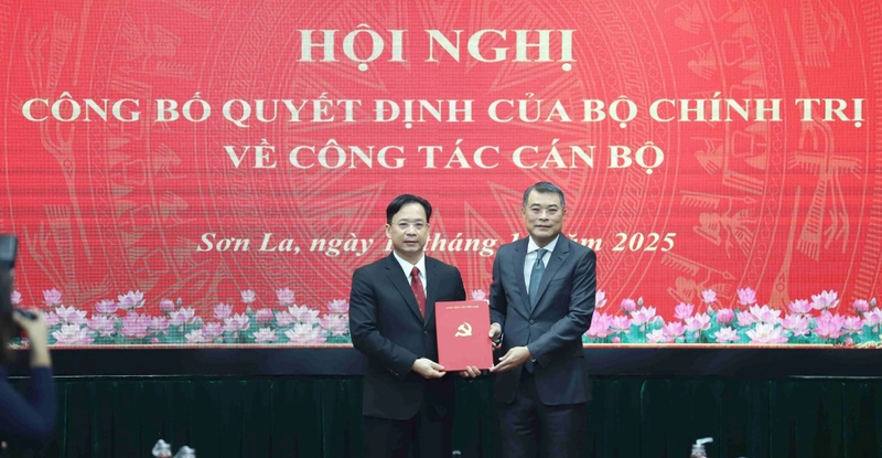 黎明兴同志向黄文严同志颁发任命决定书。