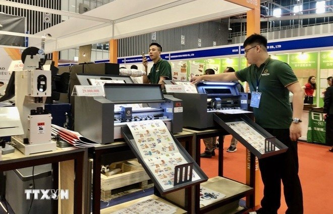 企业在展会上展示先进产品和技术解决方案。