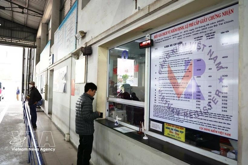 车主办理质检手续。