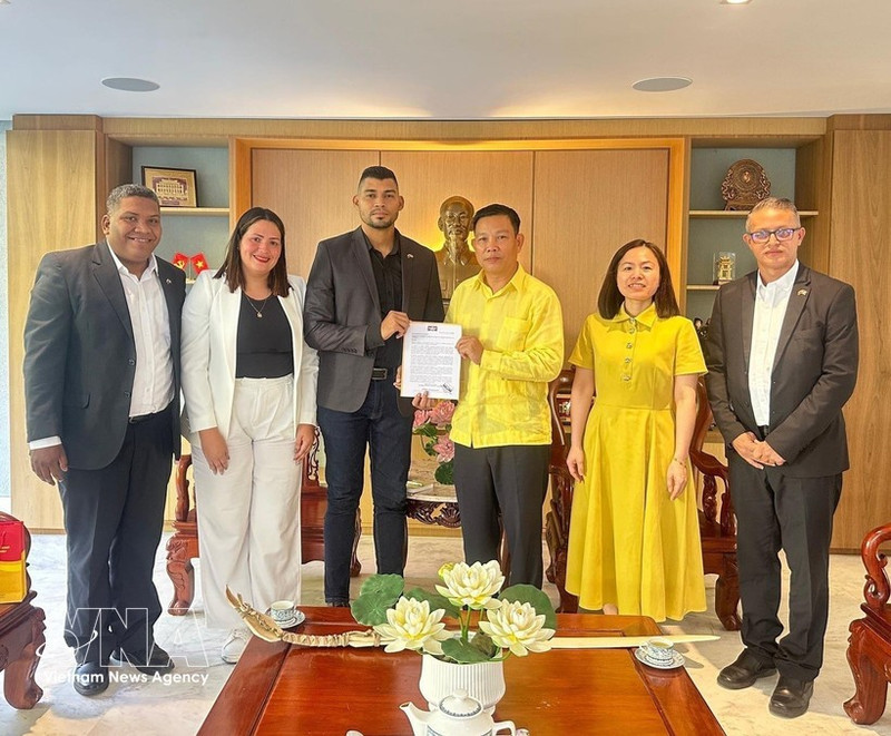 ENAMÓRATE党代表团前来祝贺越共十四大成功召开。