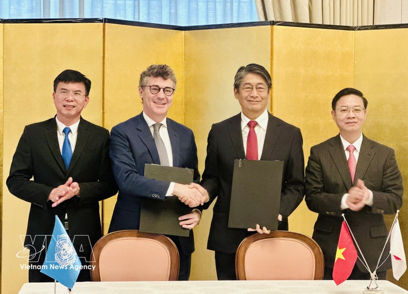 联合国教科文组织驻越南首席代表乔纳森·华莱士·贝克与伊藤直树大使签署项目实施协议。