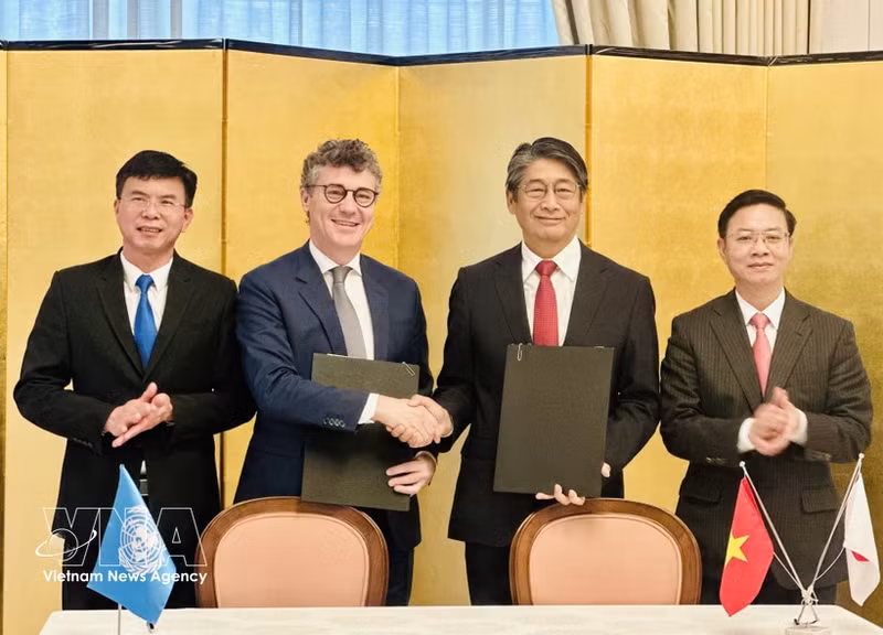 联合国教科文组织驻越南首席代表乔纳森·华莱士·贝克与伊藤直树大使签署项目实施协议。