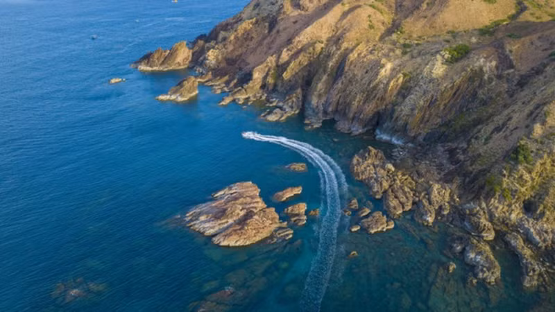 归仁风峡清澈见底的海水。