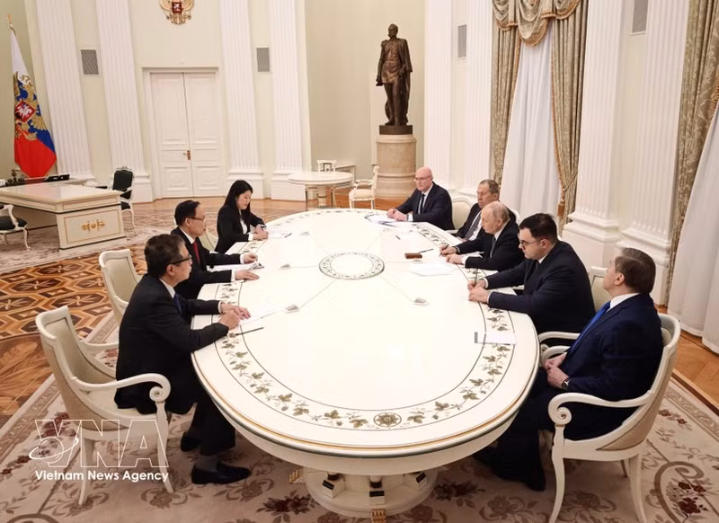 越共中央总书记苏林的特使、越共中央政治局委员、越南外交部长黎怀忠24日在克里姆林宫会见了俄罗斯联邦总统弗拉基米尔·普京。