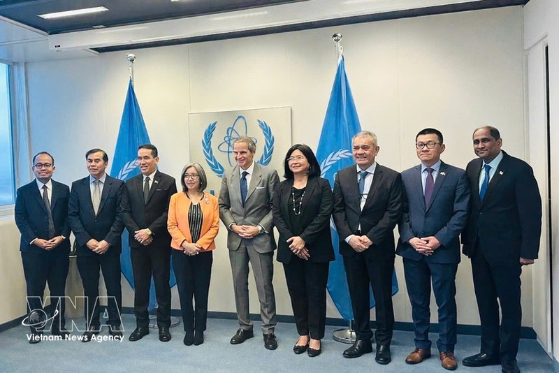 国际原子能机构（IAEA）总干事拉斐尔·格罗西（Rafael Grossi）和东盟各国驻奥地利维也纳大使及代表团团长合影。