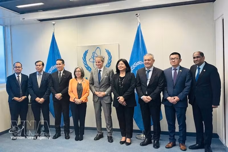 国际原子能机构（IAEA）总干事拉斐尔·格罗西（Rafael Grossi）和东盟各国驻奥地利维也纳大使及代表团团长合影。