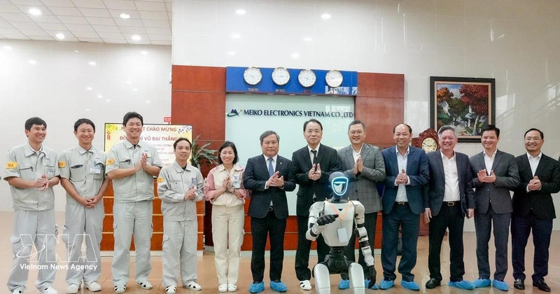 河内市人民委员会主席武大胜走访越南三星研发中心。