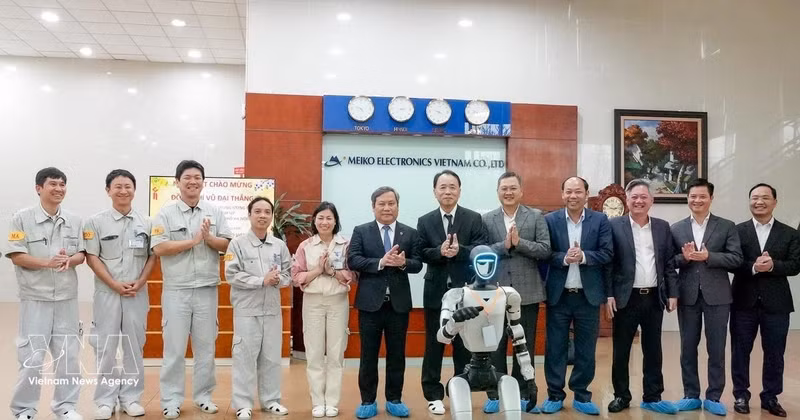 河内市人民委员会主席武大胜走访越南三星研发中心。