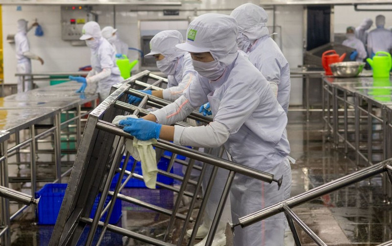 某一厂房的工人过年后重返工作岗位。