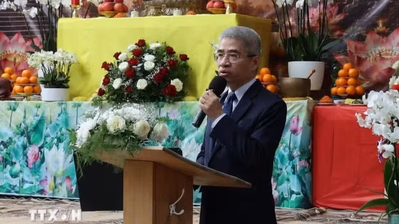 越南驻德国大使阮得成在仪式上发表讲话。（图片来源：越通社）