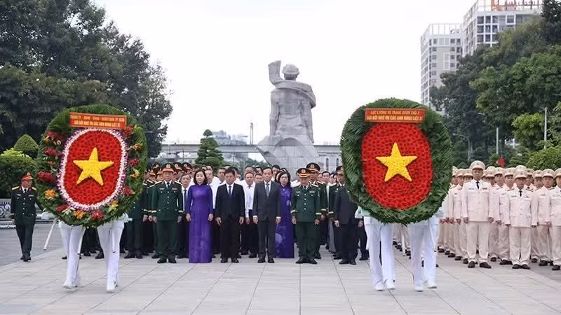 胡志明市领导赴烈士陵园为各位烈士敬献花圈。